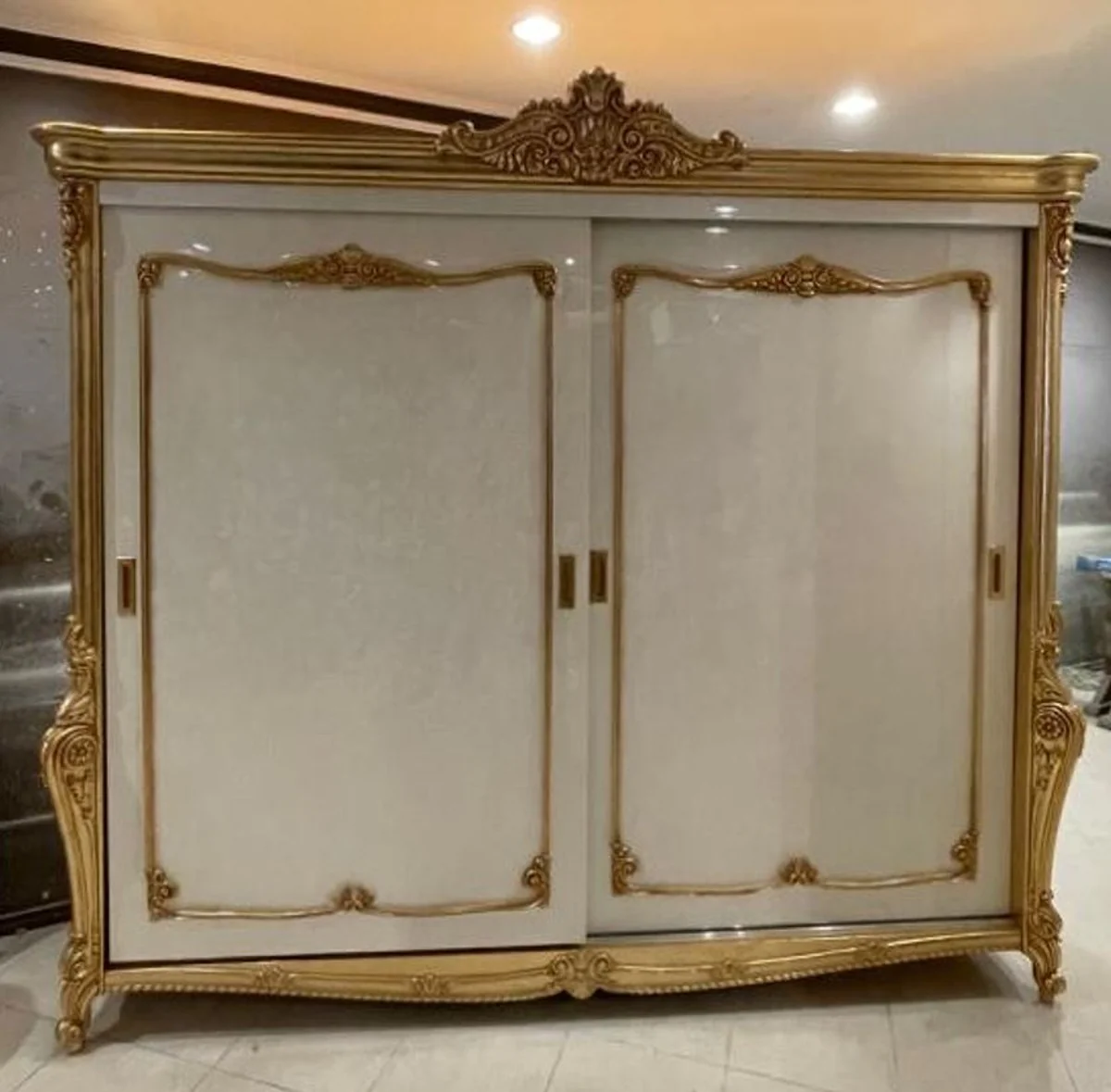 Luxus Barock Schlafzimmerschrank mit 2 Schiebetüren Weiß / Gold