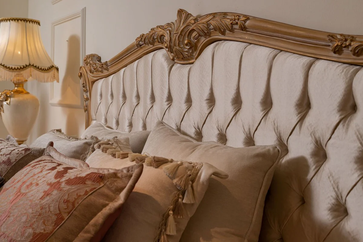 Luxus Barock Doppelbett Cremefarben / Gold - Edles Massivholz Bett mit Kopfteil - Prunkvolle Schlafzimmer Möbel im Barockstil