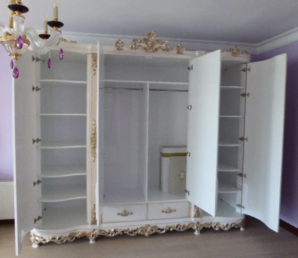 Luxus Barock Schlafzimmerschrank Weiß / Creme / Silber / Kupfer 320 x 70 x H. 250 cm - Edler Massivholz Kleiderschrank - Schlafzimmer Möbel im Barockstil - Luxus Qualität
