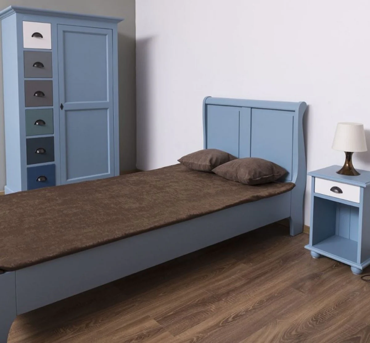 Landhausstil Massivholz Kinderzimmer Möbel Set Hellblau / Weiß / Mehrfarbig - 1 Einzelbett & 1 Kleiderschrank & 1 Nachttisch - Landhausstil Möbel