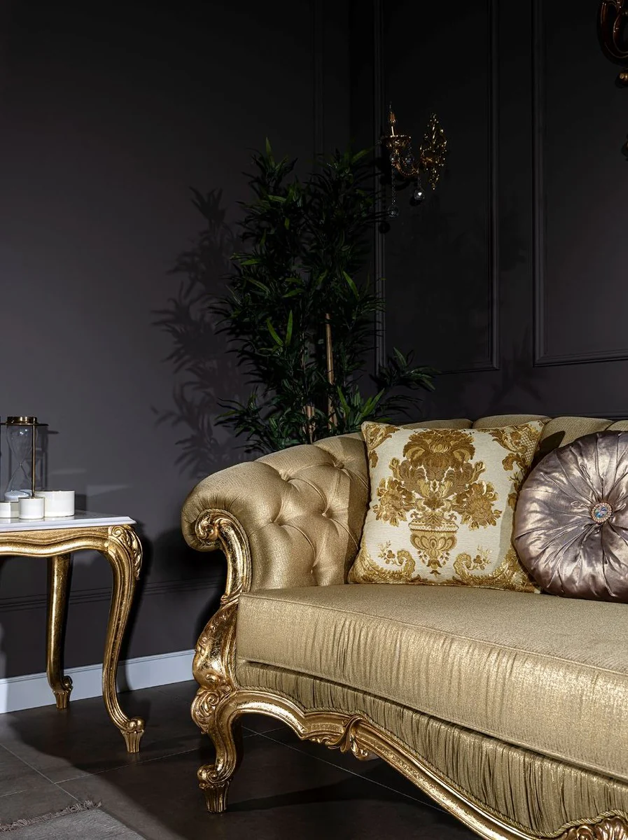 Luxus Barock Sofa Gold / Weiß 268 x 110 x H. 87 cm - Prunkvolles Wohnzimmer Sofa mit dekorativen Kissen - Wohnzimmer Möbel im Barockstil