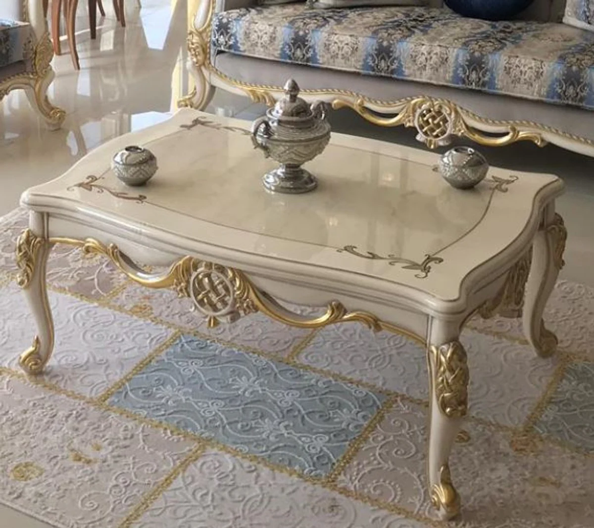 Luxus Barock Couchtisch Weiß / Gold 118 x 87 x H. 50 cm - Massivholz Wohnzimmertisch - Möbel im Barockstil