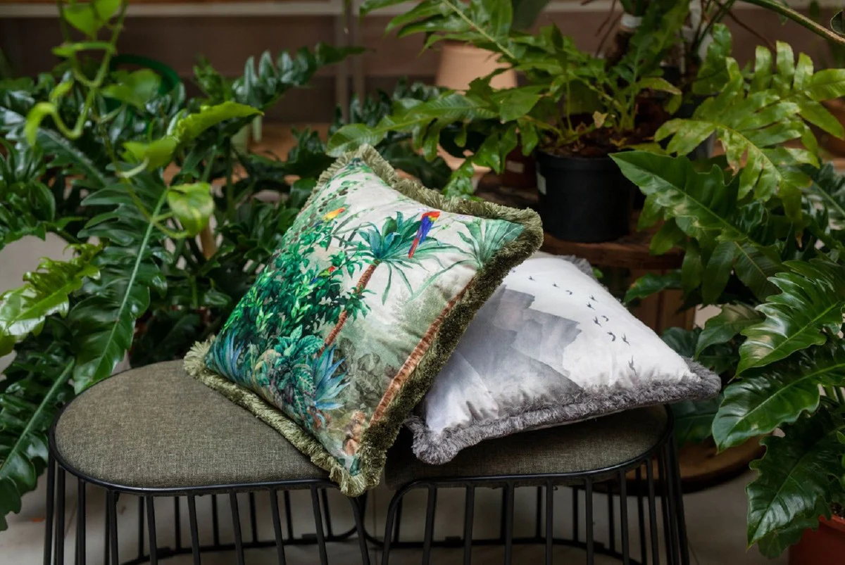 Luxus Deko Kissen Dschungel & Papageien Mehrfarbig / Grün 45 x 45 cm - Bedrucktes Samt Kissen mit Fransen - Wohnzimmer Deko Accessoires