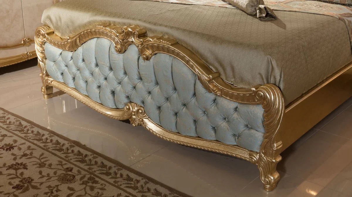 Luxus Barock Schlafzimmer Set Hellblau / Weiß / Beige / Gold - 1 Doppelbett mit Kopfteil & 2 Nachtkommoden - Schlafzimmer Möbel im Barockstil - Edel & Prunkvoll