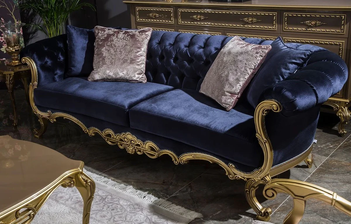 Luxus Barock Samt Sofa Royalblau / Gold 240 x 82 x H. 83 cm - Prunkvolles Wohnzimmer Sofa mit dekorativen Kissen - Wohnzimmer Möbel im Barockstil