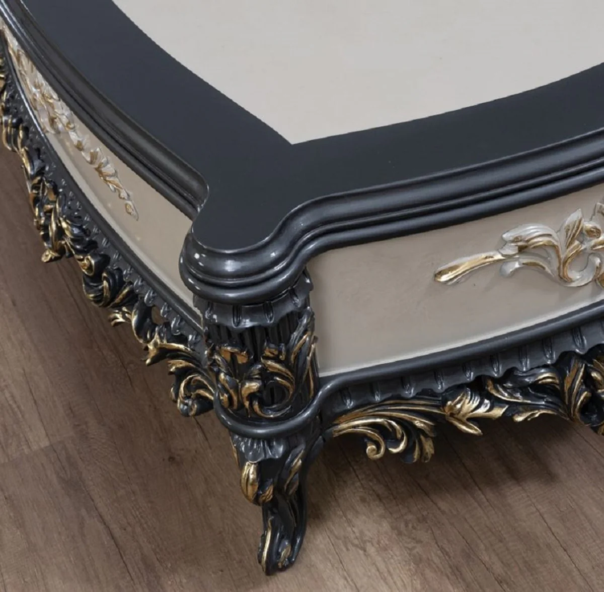 Luxus Barock Couchtisch Creme / Grau / Gold - Handgefertigter Massivholz Wohnzimmertisch - Prunkvolle Massivholz Wohnzimmer Möbel im Barockstil