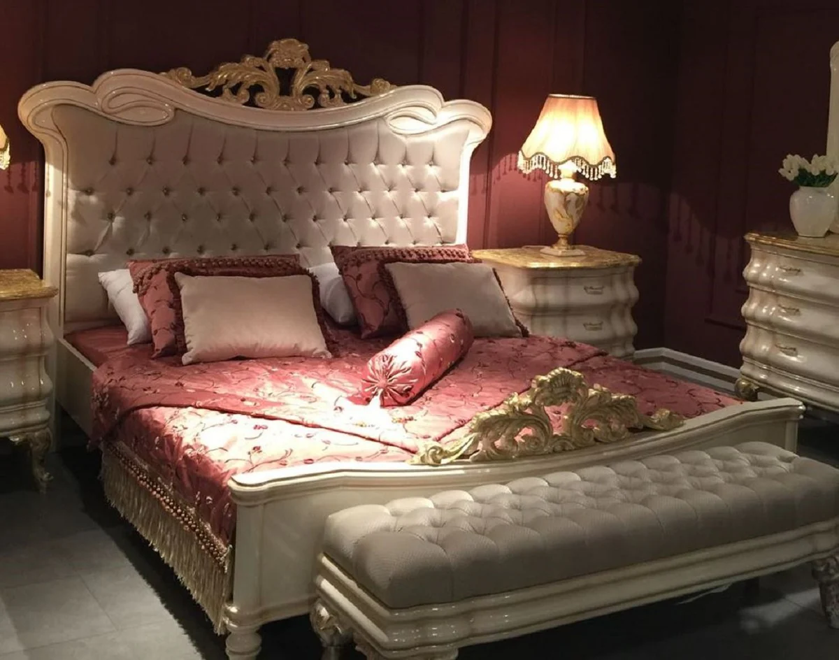 Luxus Barock Doppelbett Grau / Weiß / Gold - Prunkvolles Massivholz Bett mit Glitzersteinen - Barock Schlafzimmer Möbel
