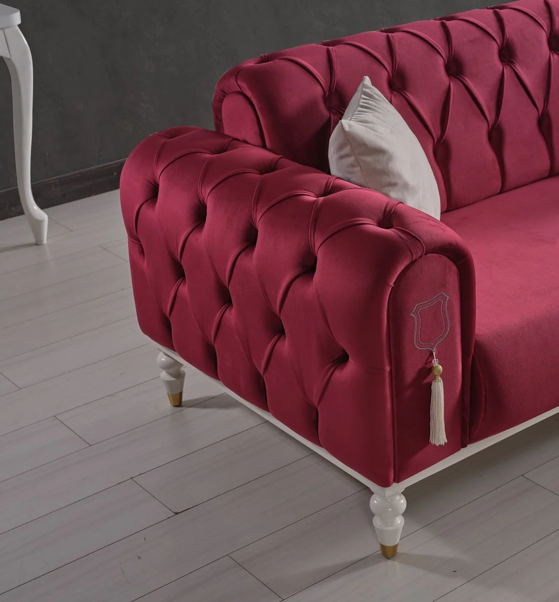 Luxus Chesterfield Schlafsofa Rot / Weiß / Gold 230 x 95 x H. 83 cm - Wohnzimmer Sofa mit 3 Kissen - Luxus Wohnzimmer Möbel