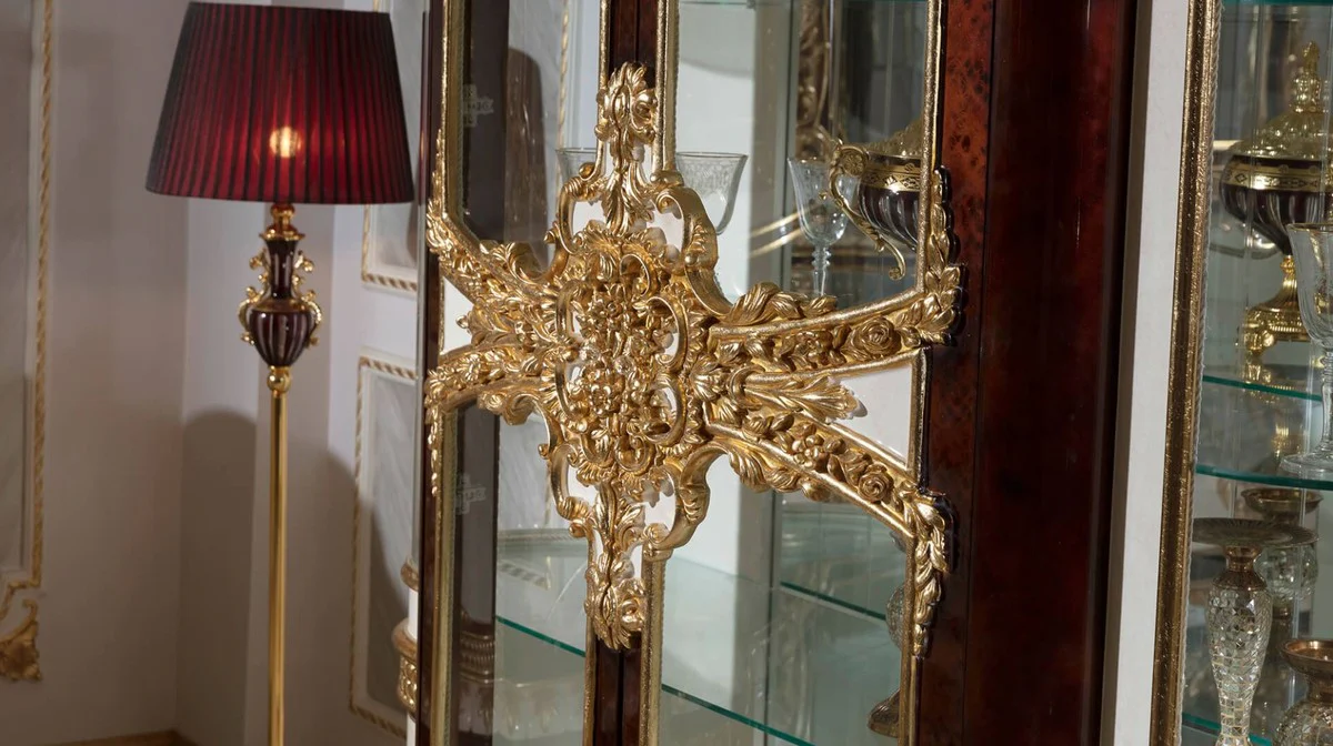 Luxus Barock Vitrine Weiß / Braun / Gold - Prunkvoller Massivholz Vitrinenschrank mit 2 Glastüren - Barock Möbel - Edel & Prunkvoll