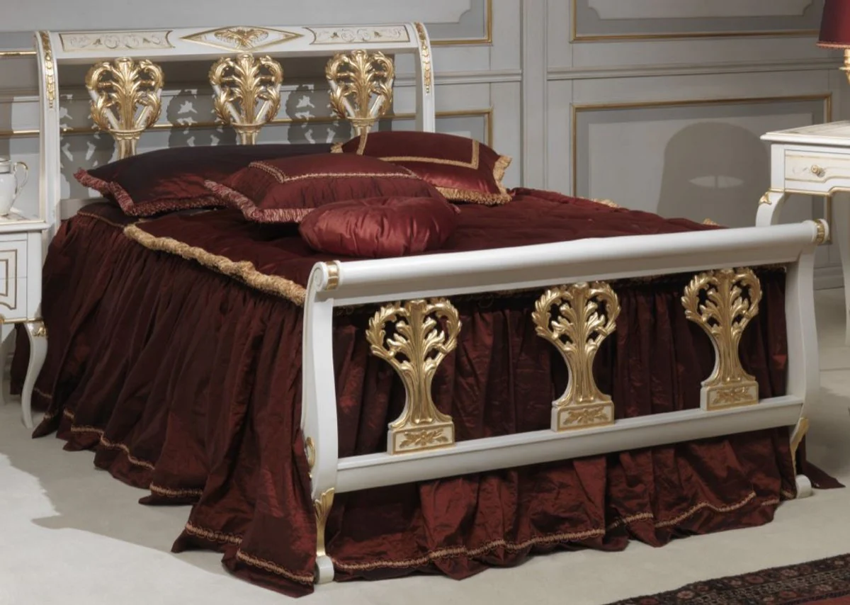 Luxus Barock Doppelbett Weiß / Gold 208 x 229 x H. 114 cm - Handgeschnitztes Massivholz Bett - Prunkvolle Schlafzimmer Möbel - Hotel Möbel - Luxus Qualität - Made in Italy