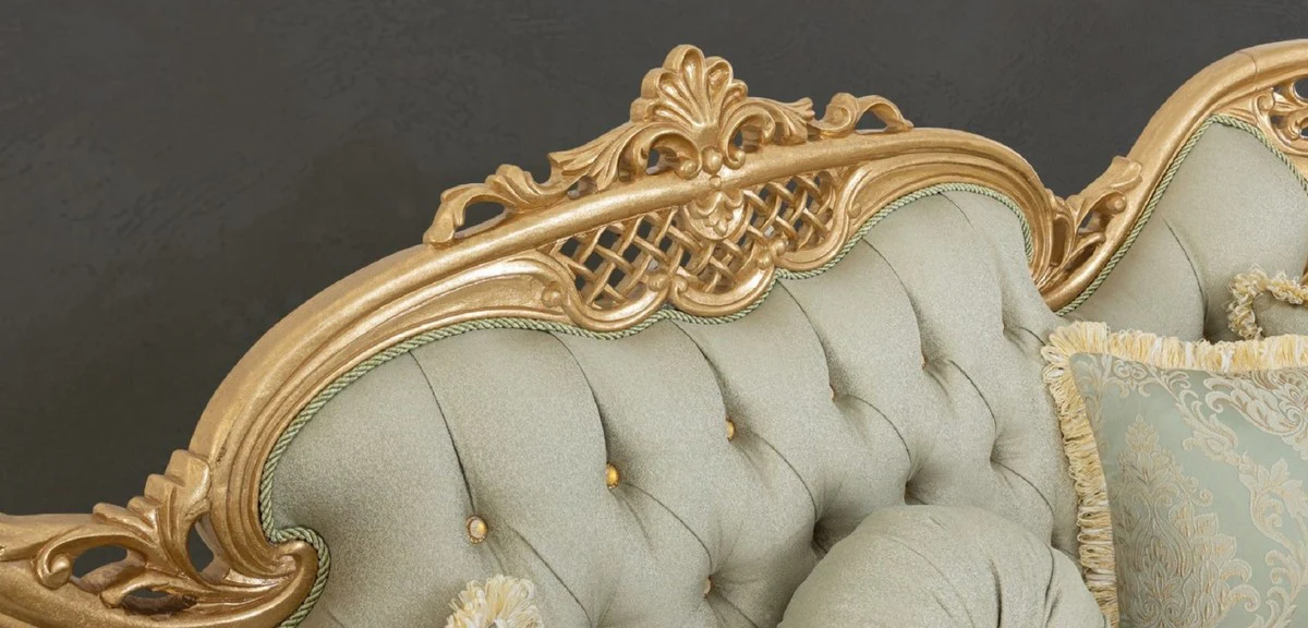 Luxus Barock Sofa Hellgrün / Gold - Handgefertigtes Wohnzimmer Sofa mit elegantem Muster und Glitzersteinen - Barock Wohnzimmer Möbel - Edel & Prunkvoll
