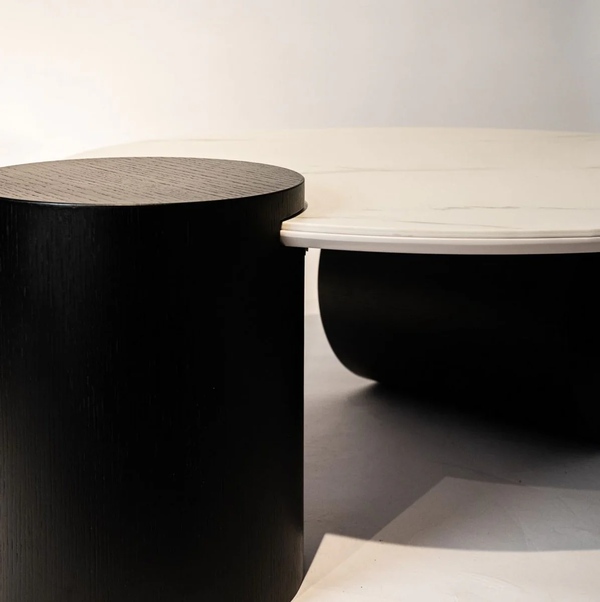 Luxus Couchtisch mit Keramik Tischplatte Schwarz / Weiß 106 cm