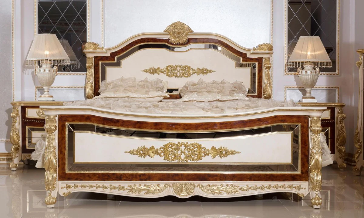 Luxus Barock Schlafzimmer Set Weiß / Beige / Braun / Gold - 1 Barock Doppelbett mit Kopfteil & 2 Barock Nachtkommoden - Luxus Schlafzimmer Möbel im Barockstil - Barock Möbel