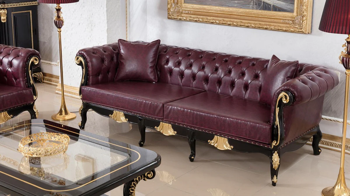 Luxus Barock Chesterfield Sofa Bordeauxrot / Schwarz / Gold - Prunkvolles Wohnzimmer Sofa mit edlem Kunstleder - Barock Chesterfield Wohnzimmer Möbel