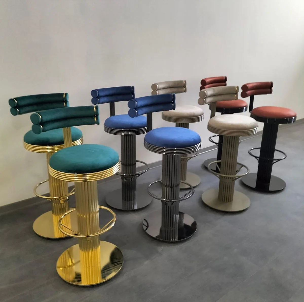 Luxus Samt Barstuhl Grün / Gold H. 96 cm - Hotel & Bar Möbel