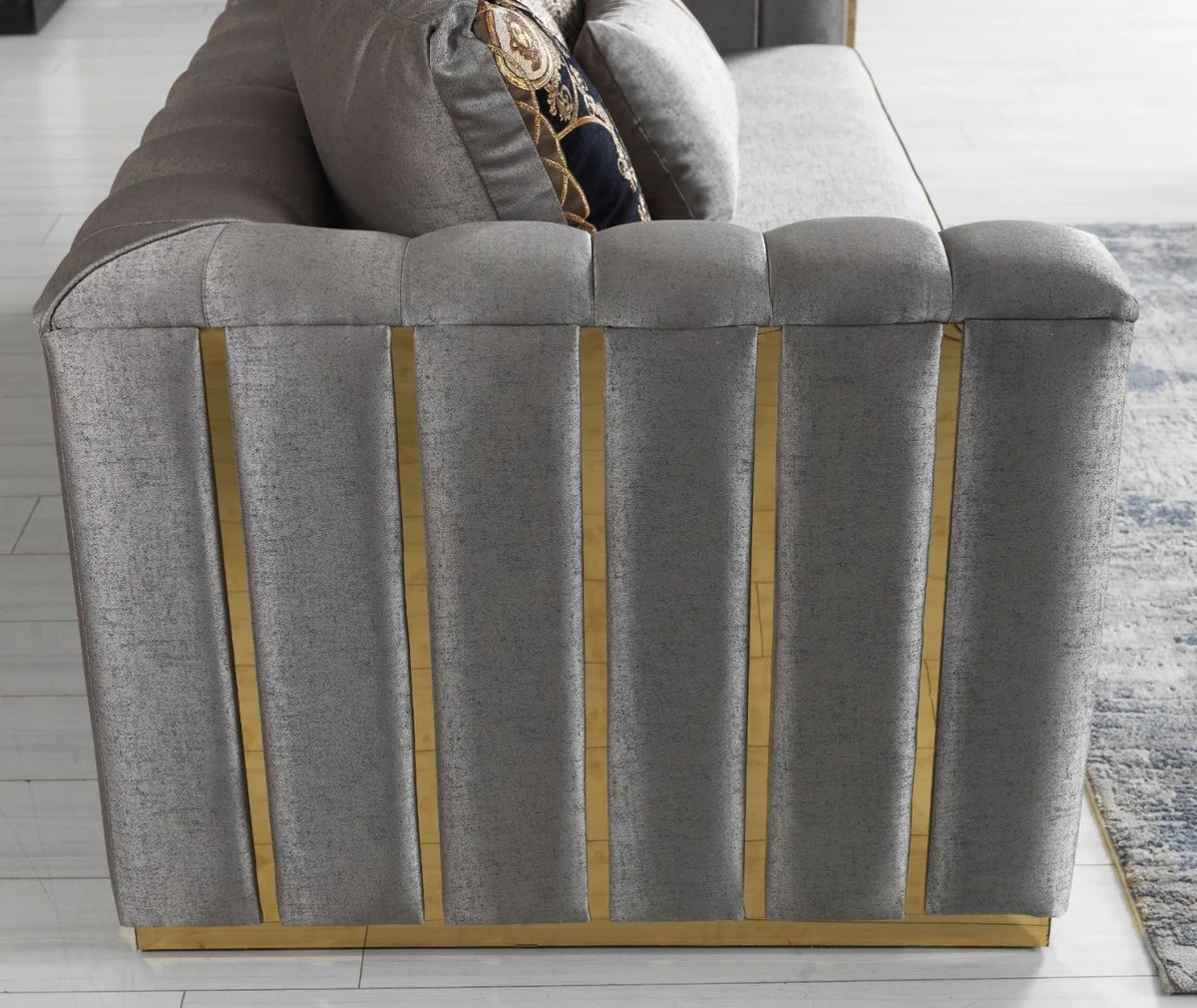 Luxus Wohnzimmer Sofa mit dekorativen Kissen Grau / Gold 240 x 92 x H. 78 cm - Luxus Wohnzimmer Möbel