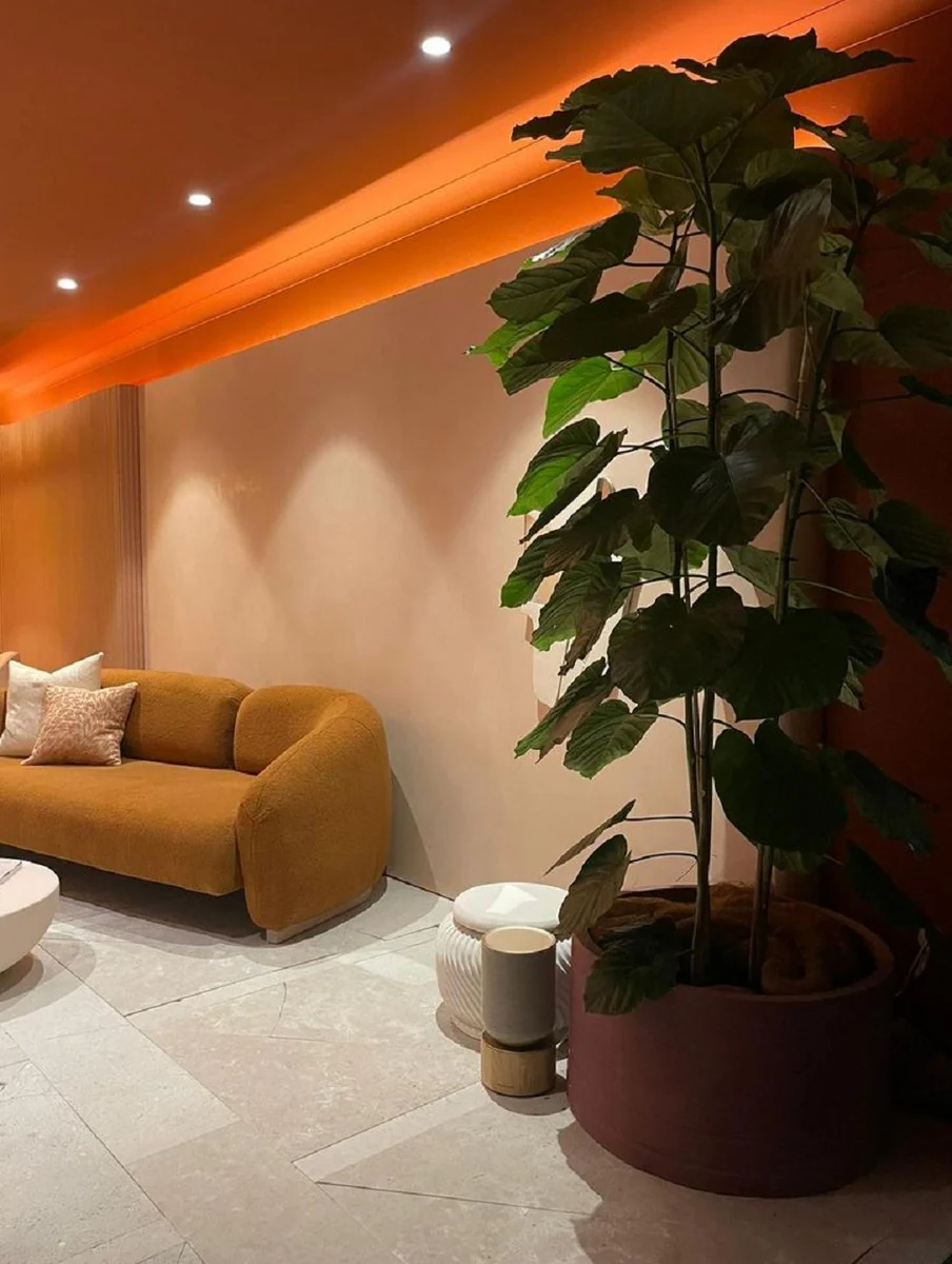 Luxus Sofa Braun / Naturfarben 260 x 100 x H. 100 cm - Wohnzimmer Sofa - Hotel Sofa - Wohnzimmer Möbel - Hotel Möbel - Luxus Möbel - Luxus Einrichtung