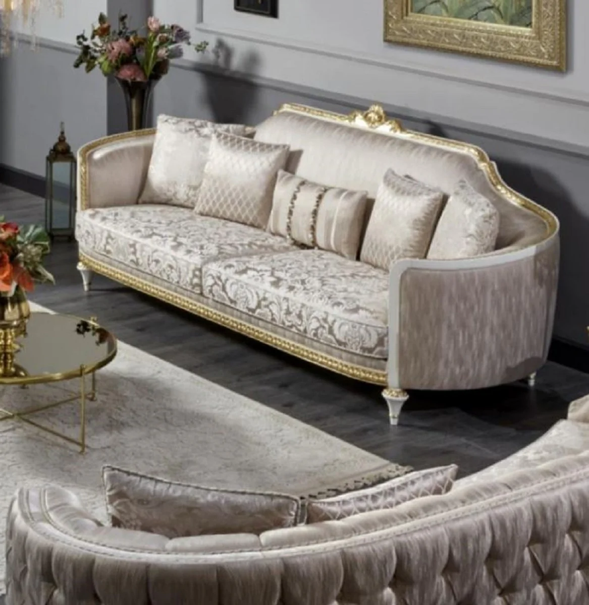 Luxus Barock Sofa Gold / Weiß / Gold - Prunkvolles Wohnzimmer Sofa - Barockstil Wohnzimmer Möbel - Luxus Möbel im Barockstil - Barock Einrichtung - Edel & Prunkvoll