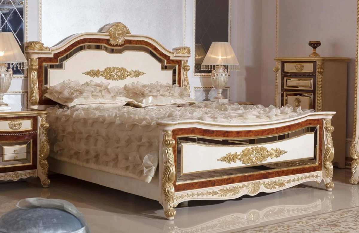 Luxus Barock Doppelbett Weiß / Beige / Braun / Gold - Prunkvolles Massivholz Bett - Luxus Schlafzimmer Möbel im Barockstil - Barock Schlafzimmer Möbel - Barock Schlafzimmer Einrichtung