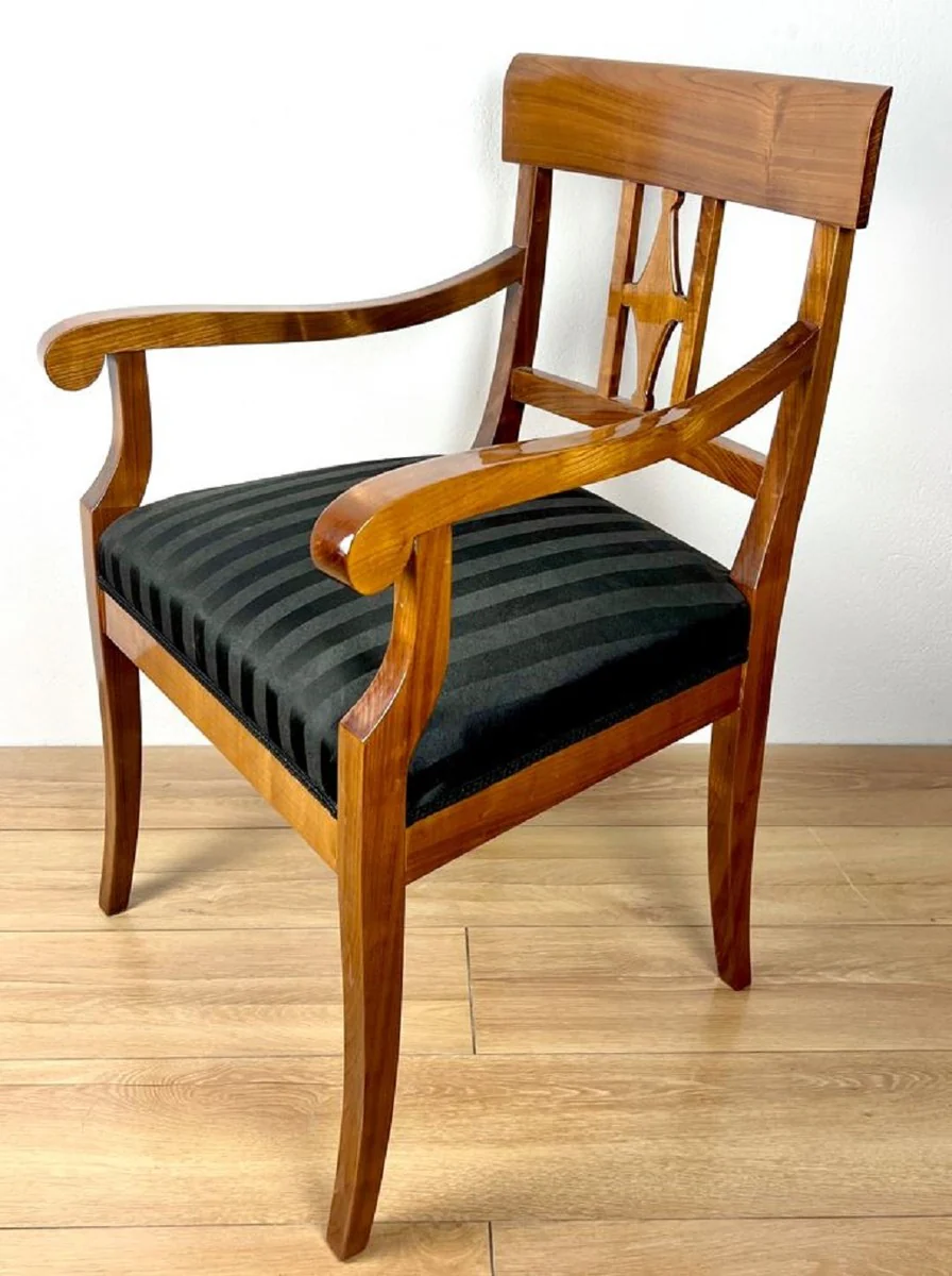 Luxus Biedermeier Esszimmer Stuhl mit Armlehnen und Streifen Braun / Schwarz 59 x H. 94 cm - Massivholz Küchen Stuhl - Massivholz Esszimmer Möbel - Biedermeier Esszimmer Möbel