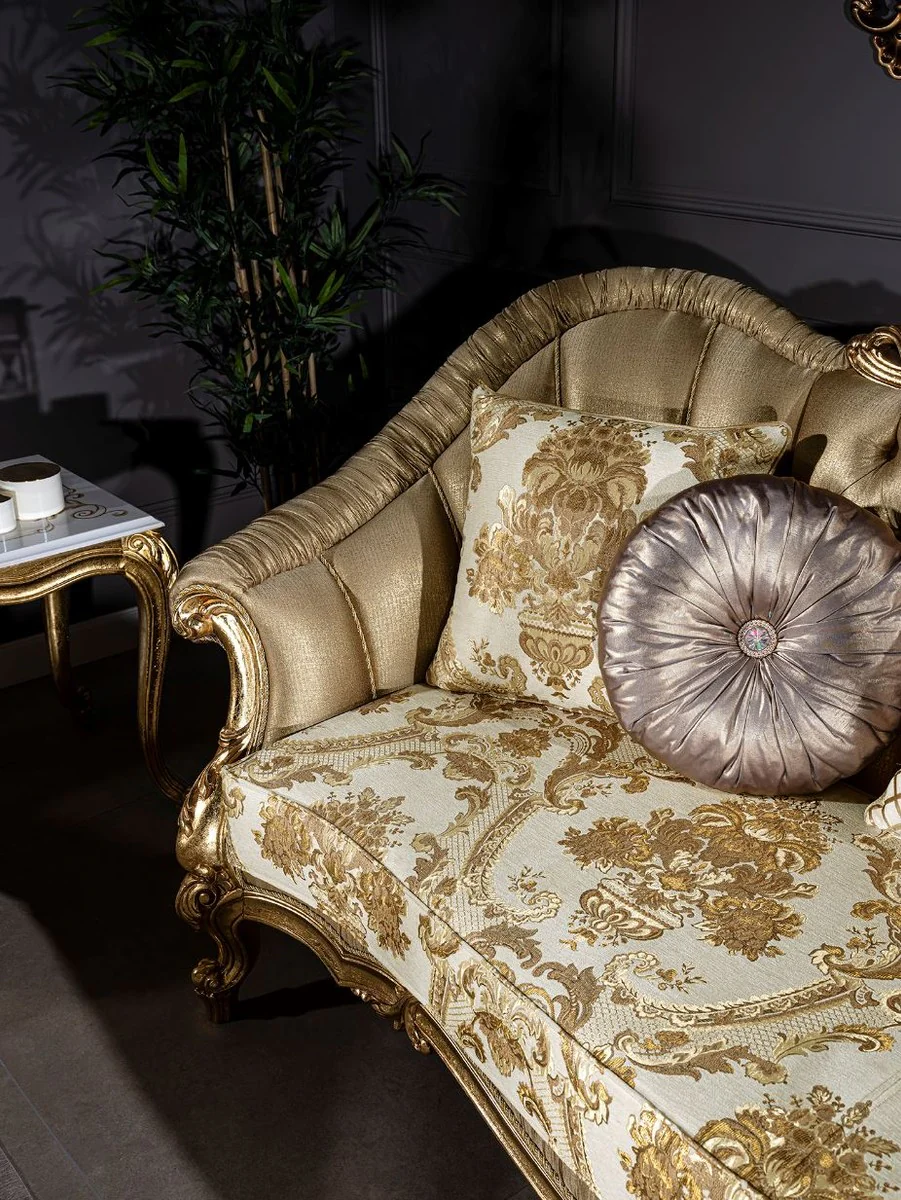 Luxus Barock Sofa Gold / Weiß 256 x 87 x H. 120 cm - Prunkvolles Wohnzimmer Sofa mit dekorativen Kissen - Wohnzimmer Möbel im Barockstil