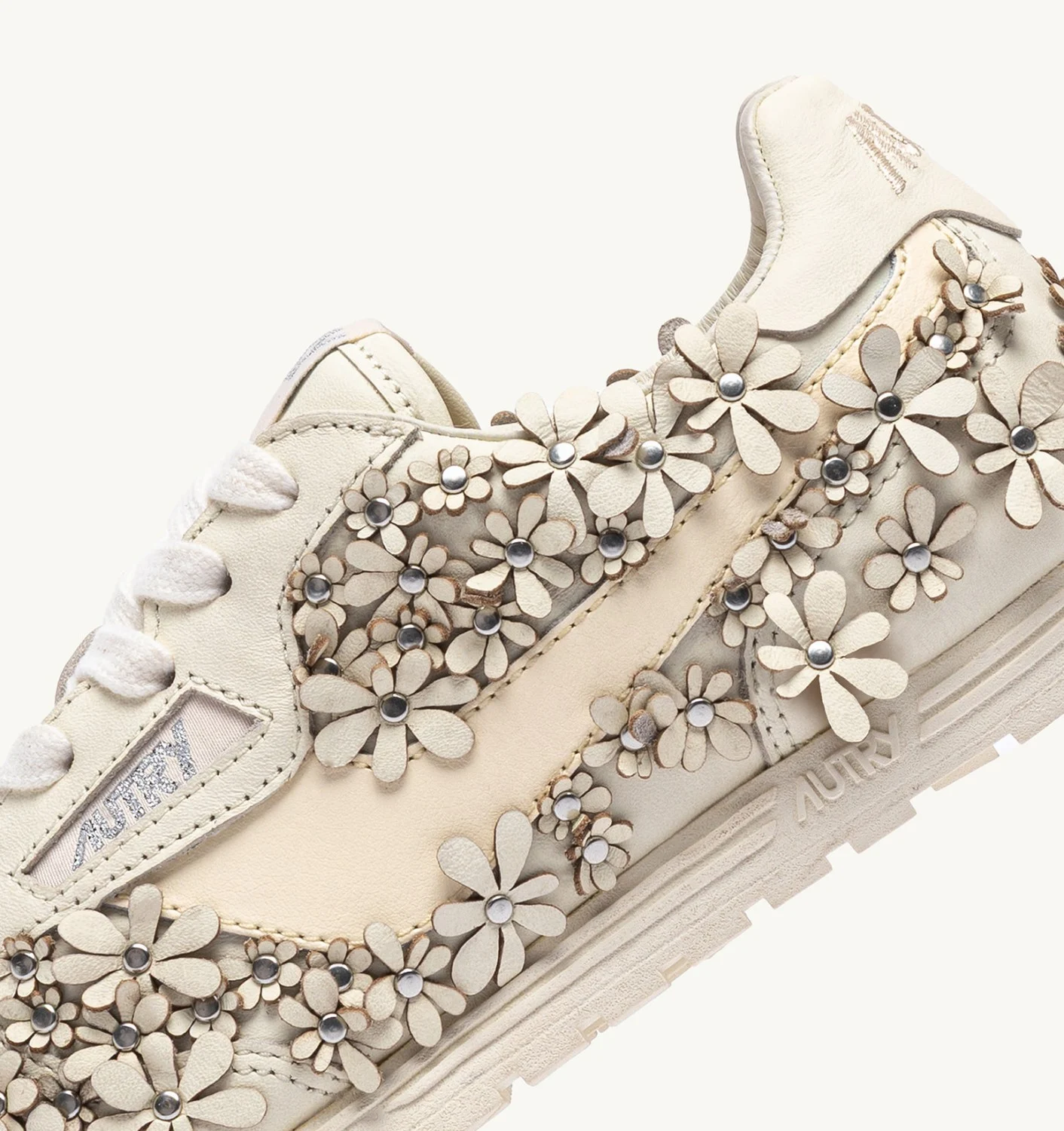AUTRY WINDSPIN FLOWERS SNEAKERS IN MARSHMALLOW LEATHER