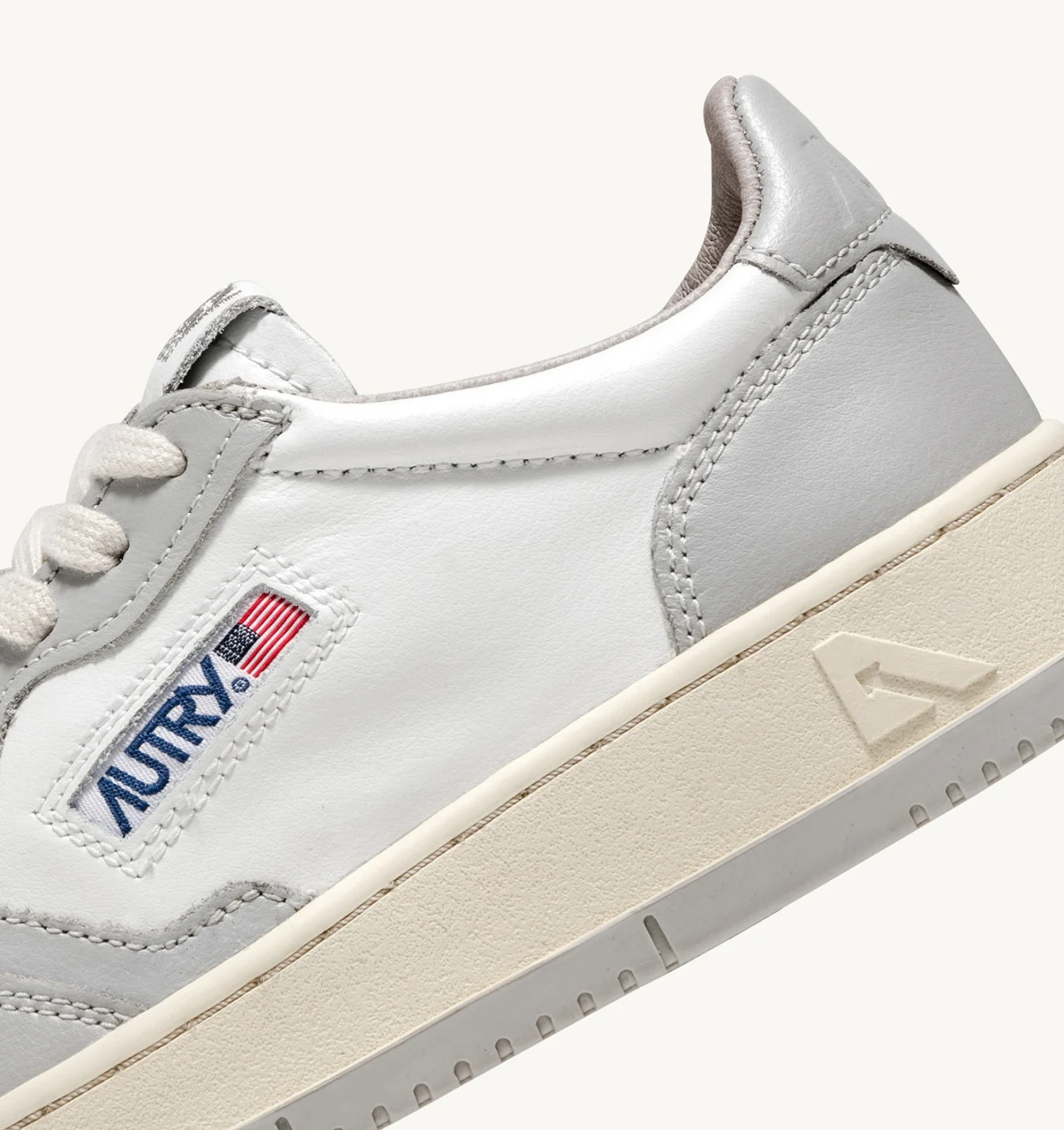 AUTRY BASKETS MEDALIST LOW BICOLOR EN CUIR BLANC ET BLU