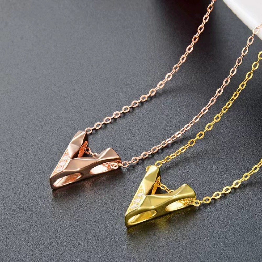 Hot selling V pendant necklace creative fashion V letter cross chain pendant jewelry